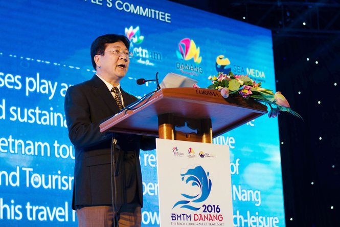 Ông Vương Duy Biên, thứ trưởng Bộ VH-TT&DL, đọc tuyên bố khai mạc hội chợ - Ảnh: TẤN LỰC
